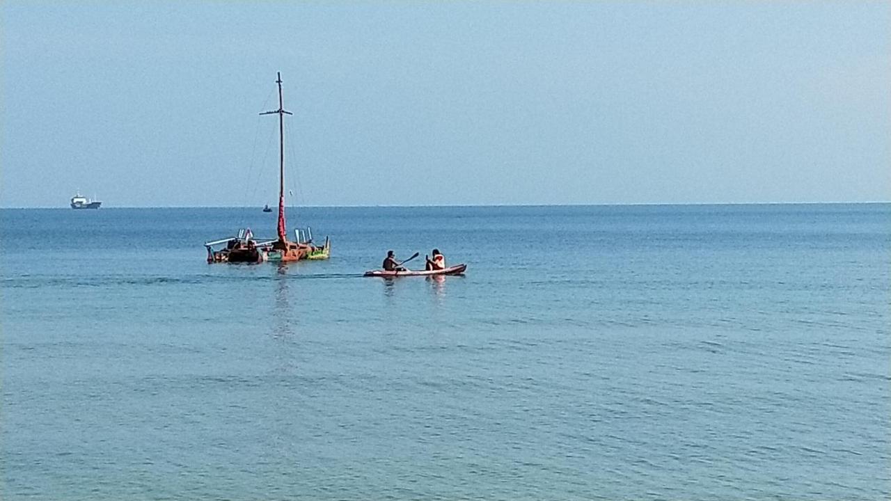 Omah Laut Bondo Jepara - By The Beach, Direct View Of The Sea, Great Base For Water Sports Margokerto Eksteriør billede